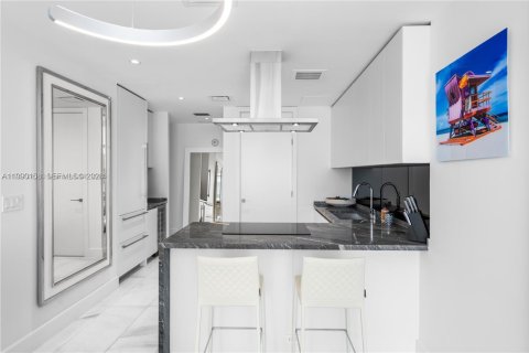 Condo in Miami, Florida, 1 bedroom  № 2057680 - photo 11