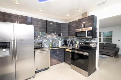Villa ou maison à louer à Dania Beach, Floride: 2 chambres, 92.9 m2 № 1928292 - photo 5