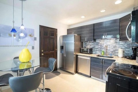 Villa ou maison à louer à Dania Beach, Floride: 2 chambres, 92.9 m2 № 1928292 - photo 7