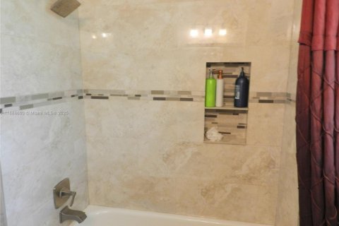 Villa ou maison à louer à Weston, Floride: 4 chambres, 236.9 m2 № 1943359 - photo 30