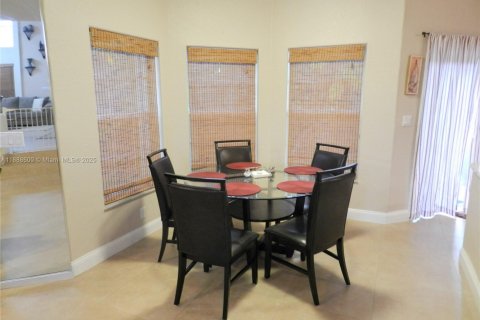 Villa ou maison à louer à Weston, Floride: 4 chambres, 236.9 m2 № 1943359 - photo 10