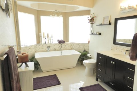 Villa ou maison à louer à Weston, Floride: 4 chambres, 236.9 m2 № 1943359 - photo 21