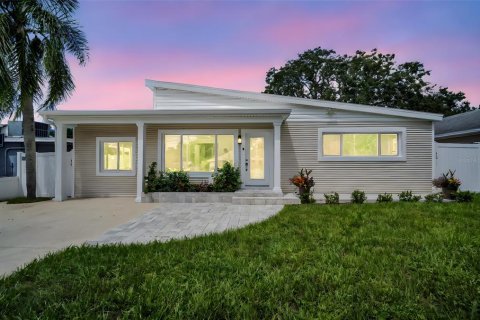 Casa en venta en Tarpon Springs, Florida, 4 dormitorios, 183.76 m2 № 1904868 - foto 1