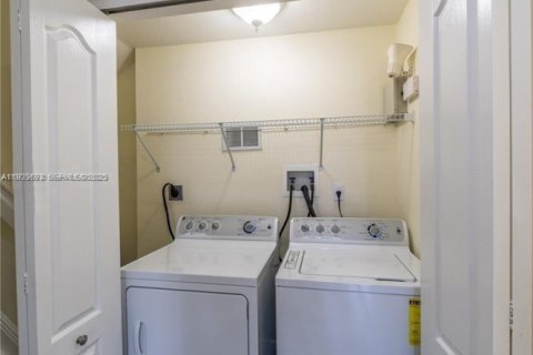 Снять в аренду таунхаус в Майами, Флорида 3 спальни, 126.72м2, № 1988778 - фото 4