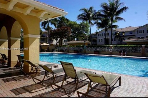 Снять в аренду таунхаус в Майами, Флорида 3 спальни, 126.72м2, № 1988778 - фото 10