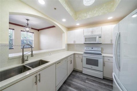 Снять в аренду таунхаус в Майами, Флорида 3 спальни, 126.72м2, № 1988778 - фото 2