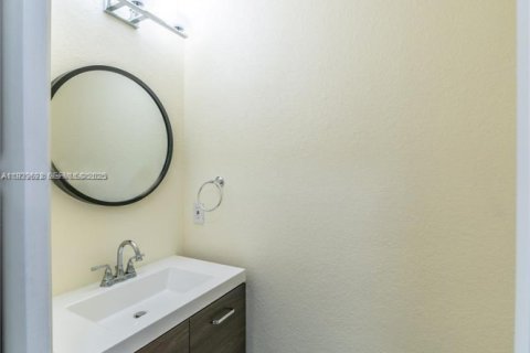 Снять в аренду таунхаус в Майами, Флорида 3 спальни, 126.72м2, № 1988778 - фото 5