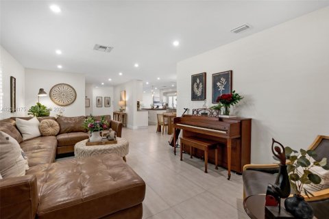 House in Miami Lakes, Florida 3 bedrooms, 193.7 sq.m. № 2078254 - photo 7