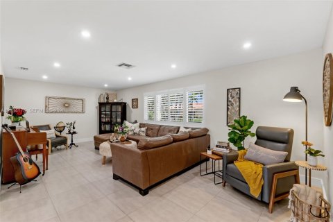 House in Miami Lakes, Florida 3 bedrooms, 193.7 sq.m. № 2078254 - photo 6