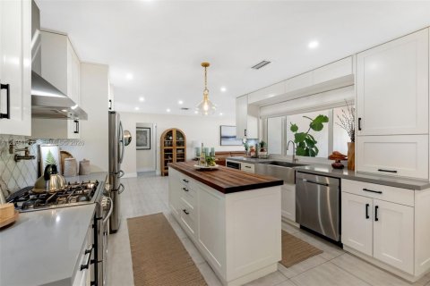 House in Miami Lakes, Florida 3 bedrooms, 193.7 sq.m. № 2078254 - photo 14