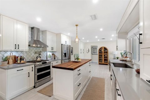 House in Miami Lakes, Florida 3 bedrooms, 193.7 sq.m. № 2078254 - photo 13