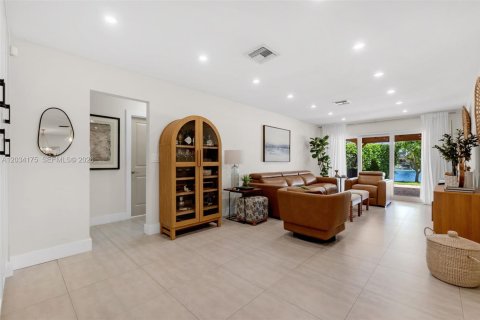House in Miami Lakes, Florida 3 bedrooms, 193.7 sq.m. № 2078254 - photo 18
