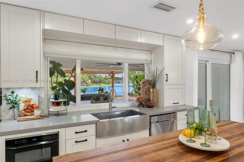 House in Miami Lakes, Florida 3 bedrooms, 193.7 sq.m. № 2078254 - photo 12