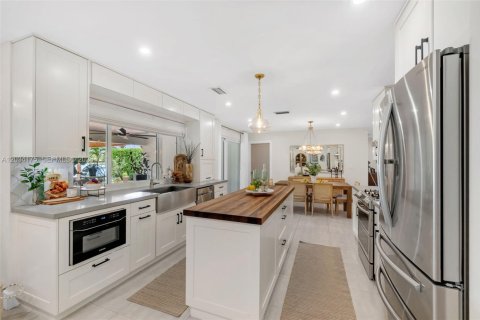 House in Miami Lakes, Florida 3 bedrooms, 193.7 sq.m. № 2078254 - photo 15