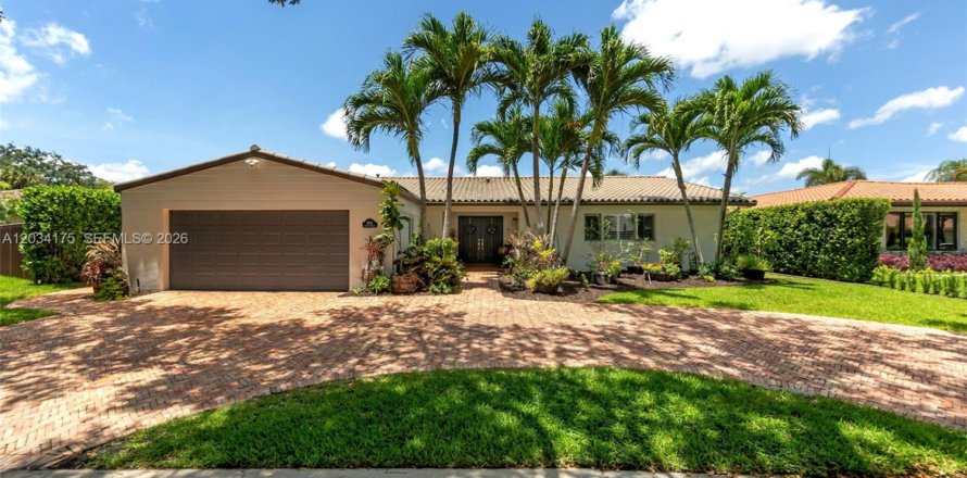 House in Miami Lakes, Florida 3 bedrooms, 193.7 sq.m. № 2078254