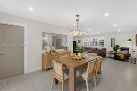 House in Miami Lakes, Florida 3 bedrooms, 193.7 sq.m. № 2078254 - photo 10