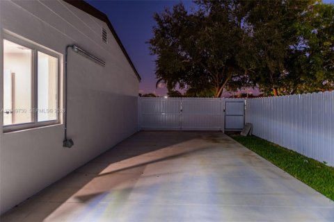 House in Miami, Florida 2 bedrooms, 110.18 sq.m. № 2173544 - photo 26