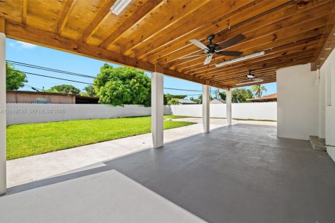 House in Miami, Florida 2 bedrooms, 110.18 sq.m. № 2173544 - photo 22