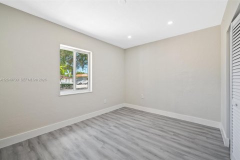 House in Miami, Florida 2 bedrooms, 110.18 sq.m. № 2173544 - photo 17
