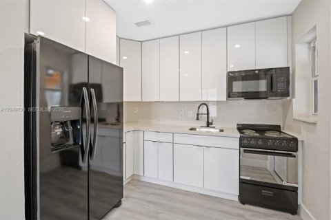 House in Miami, Florida 2 bedrooms, 110.18 sq.m. № 2173544 - photo 13
