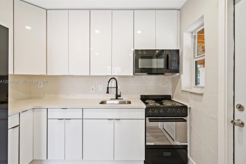 House in Miami, Florida 2 bedrooms, 110.18 sq.m. № 2173544 - photo 14