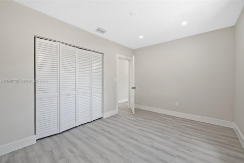 House in Miami, Florida 2 bedrooms, 110.18 sq.m. № 2173544 - photo 18