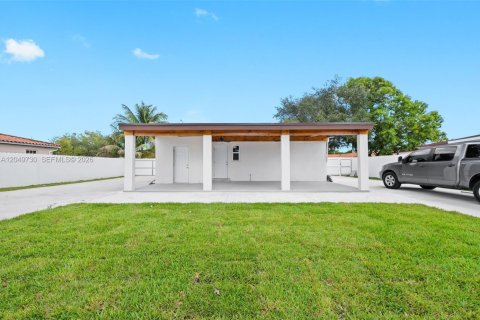House in Miami, Florida 2 bedrooms, 110.18 sq.m. № 2173544 - photo 28