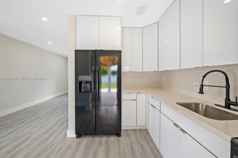 House in Miami, Florida 2 bedrooms, 110.18 sq.m. № 2173544 - photo 15