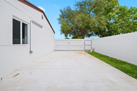 House in Miami, Florida 2 bedrooms, 110.18 sq.m. № 2173544 - photo 25