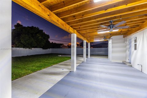 House in Miami, Florida 2 bedrooms, 110.18 sq.m. № 2173544 - photo 24