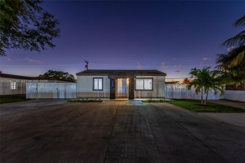 House in Miami, Florida 2 bedrooms, 110.18 sq.m. № 2173544 - photo 2