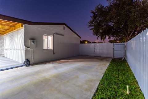 House in Miami, Florida 2 bedrooms, 110.18 sq.m. № 2173544 - photo 27