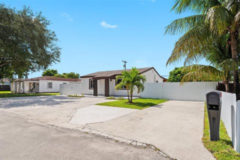 House in Miami, Florida 2 bedrooms, 110.18 sq.m. № 2173544 - photo 3