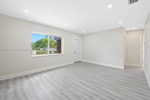 House in Miami, Florida 2 bedrooms, 110.18 sq.m. № 2173544 - photo 10
