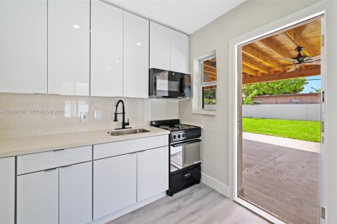 House in Miami, Florida 2 bedrooms, 110.18 sq.m. № 2173544 - photo 16