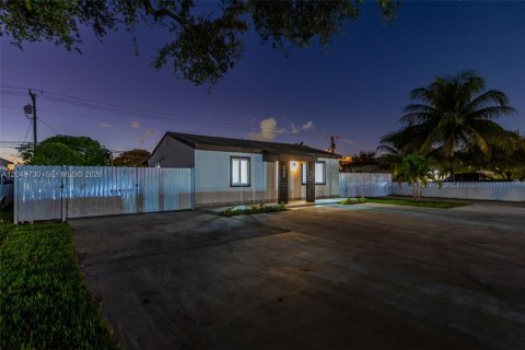 House in Miami, Florida 2 bedrooms, 110.18 sq.m. № 2173544 - photo 7