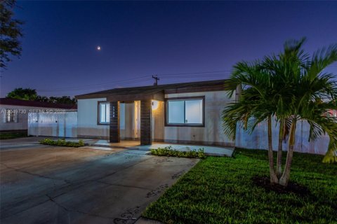 House in Miami, Florida 2 bedrooms, 110.18 sq.m. № 2173544 - photo 5