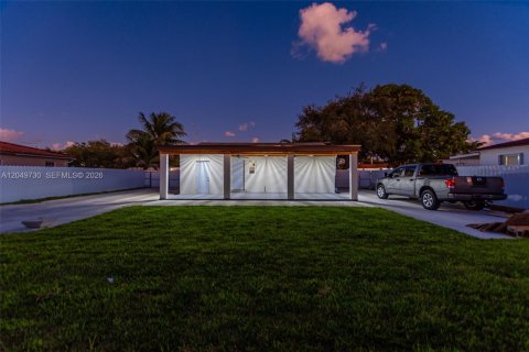House in Miami, Florida 2 bedrooms, 110.18 sq.m. № 2173544 - photo 29