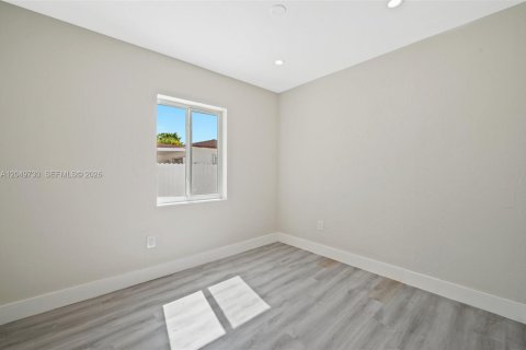 House in Miami, Florida 2 bedrooms, 110.18 sq.m. № 2173544 - photo 20