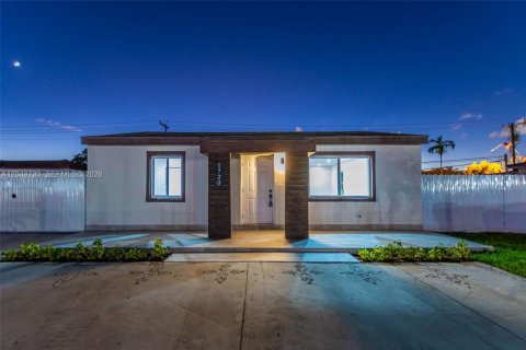 House in Miami, Florida 2 bedrooms, 110.18 sq.m. № 2173544 - photo 9