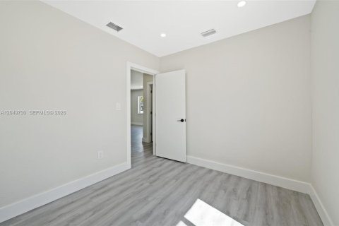 House in Miami, Florida 2 bedrooms, 110.18 sq.m. № 2173544 - photo 21
