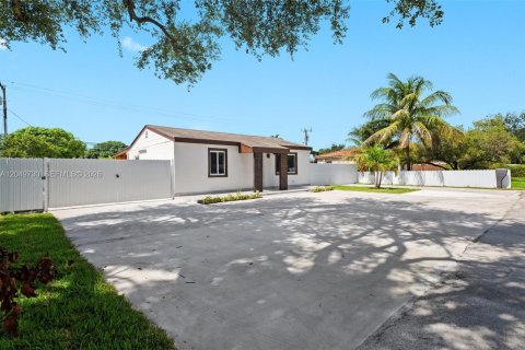 House in Miami, Florida 2 bedrooms, 110.18 sq.m. № 2173544 - photo 6