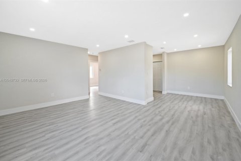 House in Miami, Florida 2 bedrooms, 110.18 sq.m. № 2173544 - photo 11