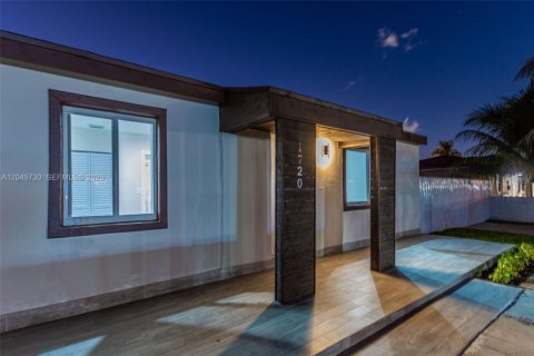 House in Miami, Florida 2 bedrooms, 110.18 sq.m. № 2173544 - photo 8