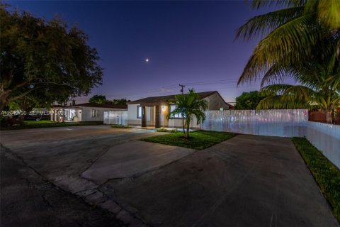 House in Miami, Florida 2 bedrooms, 110.18 sq.m. № 2173544 - photo 4