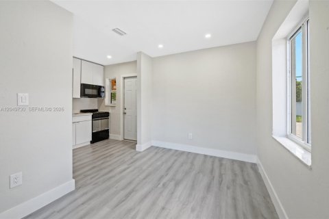 House in Miami, Florida 2 bedrooms, 110.18 sq.m. № 2173544 - photo 12