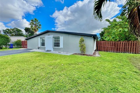 Casa en venta en Margate, Florida, 4 dormitorios, 136.75 m2 № 1966915 - foto 1