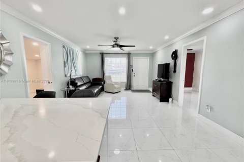 Casa en venta en Margate, Florida, 4 dormitorios, 136.75 m2 № 1966915 - foto 3
