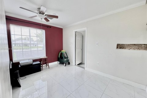 Casa en venta en Margate, Florida, 4 dormitorios, 136.75 m2 № 1966915 - foto 12