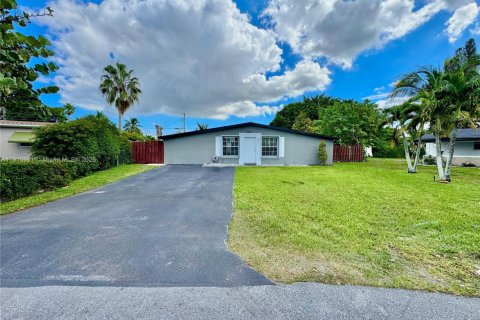 Casa en venta en Margate, Florida, 4 dormitorios, 136.75 m2 № 1966915 - foto 19